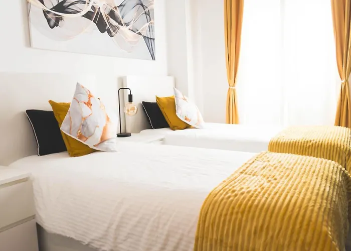 Apartamento A 30 Metro De La Playa Con Piscina Y Garaje En La Carihuela