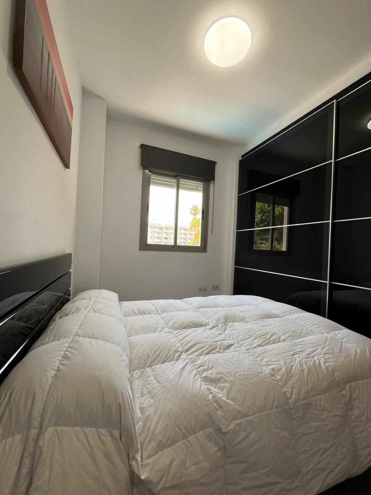 A 30 Metro De La Playa Con Piscina Y Garaje En La Carihuela Appartamento Torremolinos