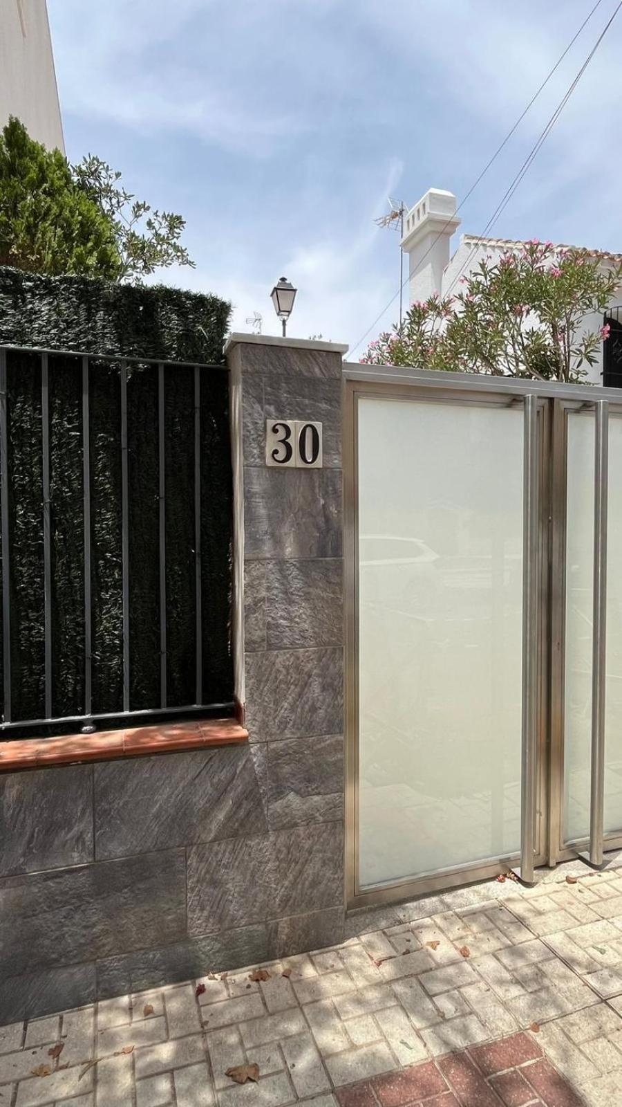 Appartamento A 30 Metro De La Playa Con Piscina Y Garaje En La Carihuela *